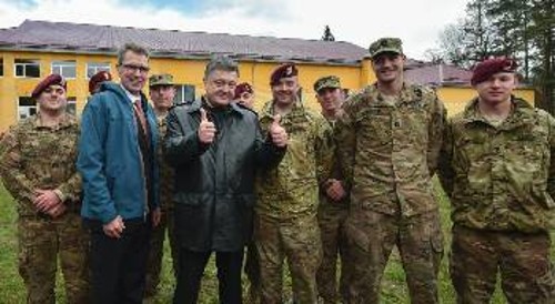 Ο Ποροσένκο, περιχαρής με τους ΑμερικανοΝΑΤΟικούς συμμάχους στην άσκηση στο Λβιβ