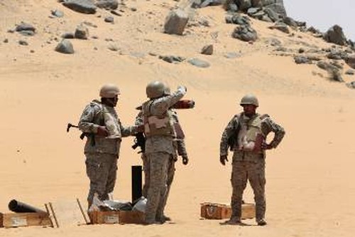 Σαουδάραβες στρατιώτες ετοιμάζονται για μια νέα επίθεση