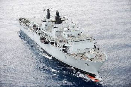 Η ναυαρχίδα του βρετανικού Πολεμικού Ναυτικού «HMS Bulwark», την οποία έχει σπεύσει να «προσφέρει» η Βρετανία για τη νέα ναυτική δύναμη της ΕΕ στη Μεσόγειο