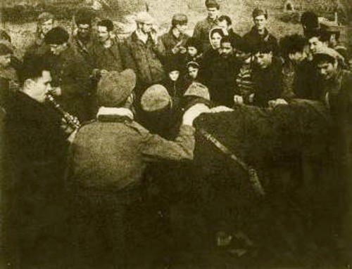 Στη φωτογραφία απεικονίζεται ο Τ. Χαλκιάς να παίζει κλαρίνο στους ΕΛΑΣίτες