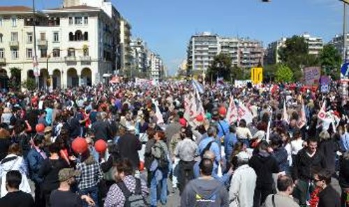 Πλήθος κόσμου στη συγκέντρωση στη Θεσσαλονίκη