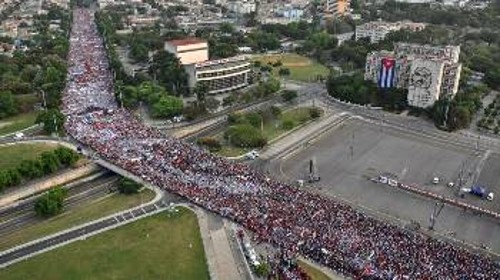 Εκατομμύρια λαού γιόρτασαν στην πλατεία της Επανάστασης