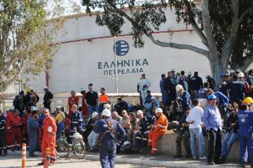 Εργάτες συγκεντρωμένοι τη μέρα του «ατυχήματος» στα ΕΛΠΕ το 2015