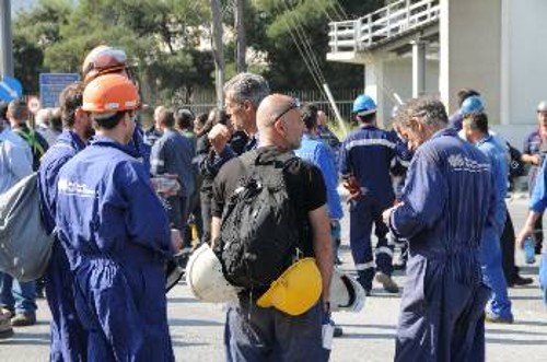Εργαζόμενοι στις εργολαβίες των ΕΛΠΕ, τη μέρα που τρεις συνάδελφοί τους έγιναν παρανάλωμα του πυρός, στις 8/5/2015