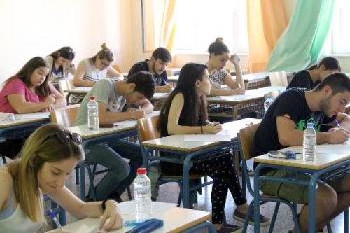 Μείωση του μαθητικού άγχους στις εξετάσεις, αποτροπή των αιφνιδιασμών και συμβολή στο να περνούν οι φοιτητές σε σχολές που πραγματικά τους ενδιαφέρουν, θα μπορούσαν να έχουν επιφέρει οι τροπολογίες του ΚΚΕ που απέρριψε η κυβέρνηση
