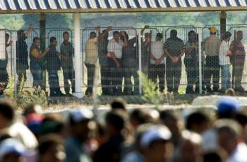 Παλαιστίνιοι που δουλεύουν στο Ισραήλ, περιμένουν με τις ώρες να ελεγχθούν...