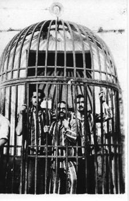 Ο Ευ. Χαραλαμπίδης στις φυλακές της Αίγινας (στο μέσον της φωτογραφίας)