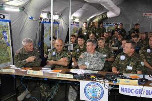 Στιγμιότυπο από την άσκηση - Δεύτερος από δεξιά ο ΝΑΤΟικός «αξιολογητής», διοικητής του Στρατηγείου Χερσαίων Δυνάμεων του ΝΑΤΟ (LANDCOM)