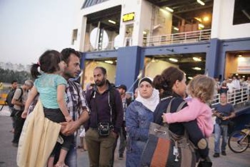 Χιλιάδες μετανάστες και πρόσφυγες αναζητούν μια θέση στα καράβια προς Πειραιά