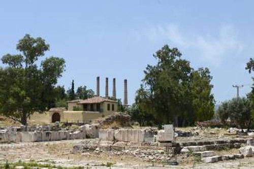 Ο αρχαιολογικός χώρος της Ελευσίνας και στο βάθος οι καμινάδες του «Τιτάνα»