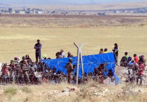 Σύροι πρόσφυγες διωγμένοι από το Κομπανί στα βόρεια σύνορα με την Τουρκία