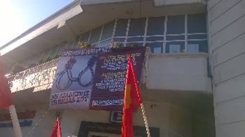 «Μη διαλέξεις τη θηλιά σου», γράφει το πανό που ανάρτησε στο δημαρχείο Βύρωνα η τοπική Κομματική Οργάνωση Οικοδόμων