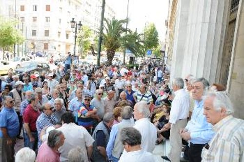 Οι συνταξιούχοι συγκεντρωμένοι έξω από την Τράπεζα της Ελλάδας