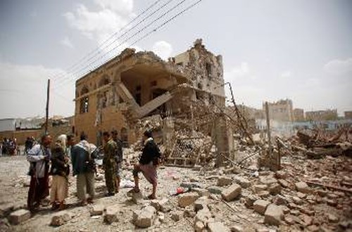 Βομβαρδισμένες συνοικίες της Σαναά από τις επιδρομές του ιμπεριαλιστικού συνασπισμού όπου πρωτοστατεί η Σαουδική Αραβία