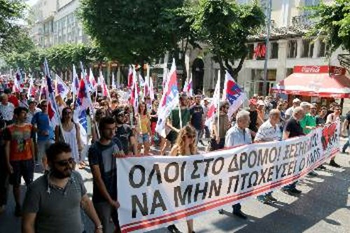 Πορεία στη Θεσσαλονίκη προς τα γραφεία του ΣΕΒ