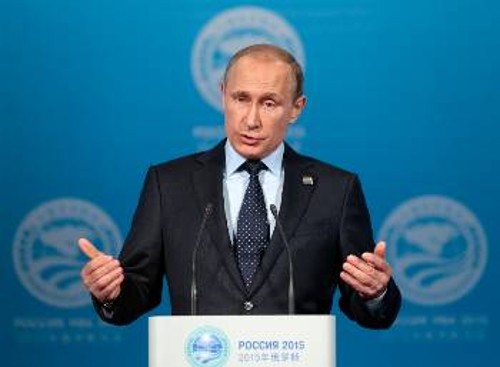 Τα ρωσικά μονοπώλια προσδοκούν οφέλη από την ισχυροποίηση της SCO (φωτ. ο Ρώσος Πρόεδρος στη συνέντευξη Τύπου της Παρασκευής)