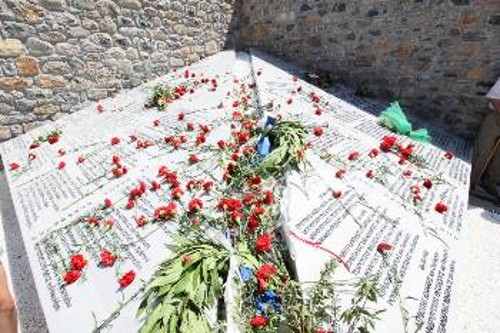 Το μνημείο όπου αναγράφονται τα ονόματα των εκτελεσμένων