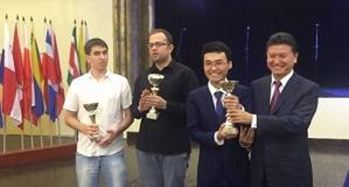 Ο πρόεδρος της FIDE απονέμει τα έπαθλα στους νικητές του Δ.Τ. στη μνήμη Χοσέ Ραούλ Καπαμπλάνκα