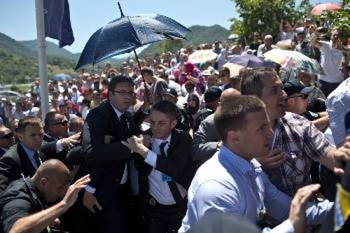 Ο Σέρβος πρωθυπουργός απομακρύνεται από άνδρες της φρουράς του, μετά την επίθεση