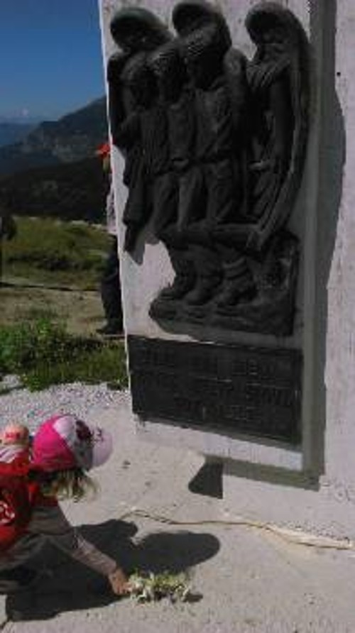 Το μνημείο για τους 3 ήρωες μαχητές του ΔΣΕ