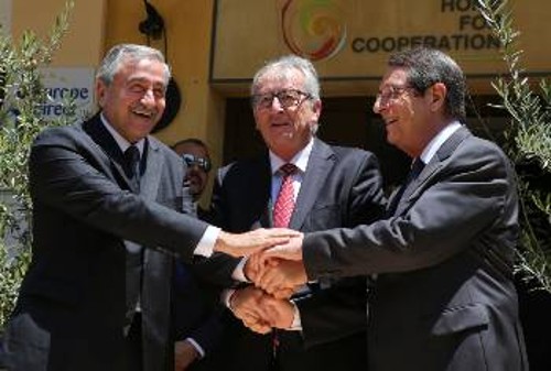 Ο ηγέτης του ψευδοκράτους Μ. Ακιντζί, ο πρόεδρος της Ευρωπαϊκής Επιτροπής, Ζ. - Κλ. Γιούνκερ, και ο Πρόεδρος της Κύπρου, Ν. Αναστασιάδης, σε πρόσφατη συνάντησή τους στη Λευκωσία προωθούν τους σχεδιασμούς που συμφέρουν τα μονοπώλια