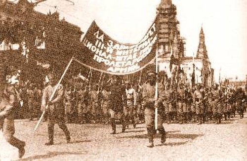 Διαδήλωση των μαχητών του Κόκκινου Στρατού, τις μέρες του 2ου Συνεδρίου. Στο πανό: «Ζήτω η Τρίτη Διεθνής - στρατηγείο του παγκόσμιου προλεταριακού στρατού»
