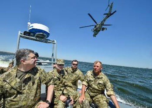 Ο Ποροσένκο, χτες, ενώ επιθεωρεί ναυτικές ασκήσεις σε λιμάνι της Μαύρης Θάλασσας
