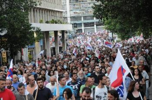 Χιλιάδες διαδηλωτές του ΠΑΜΕ που «εξαφανίστηκαν» επιμελώς από τα αστικά ΜΜΕ...