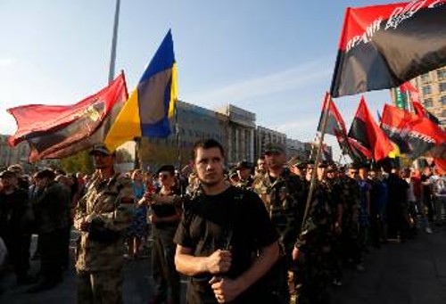 Οι φασίστες του «Δεξιού Τομέα» που το Κίεβο αναγόρευσε σε συνεργάτες του έκαναν χτες (φωτ.) συγκέντρωση για να ζητήσουν να κλιμακωθεί το αιματοκύλισμα στο Ντονμπάς