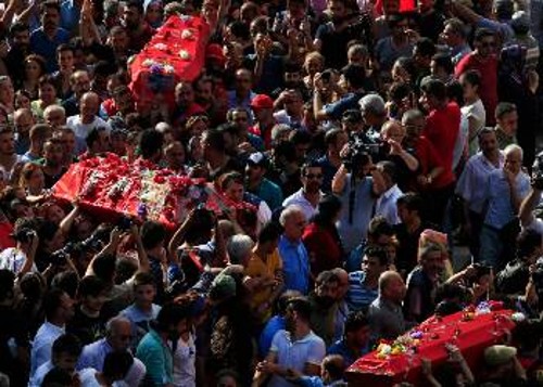 Οι κηδείες των θυμάτων της επίθεσης στη Σουρούτς (κύρια Κούρδων) μετατρέπονται σε αντικυβερνητικές διαδηλώσεις