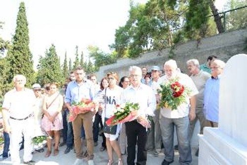 Λουλούδια καταθέτουν στον τάφο ο Γιώργος Τάτσης, ο Γιώργος Τούσσας και ο Σήφης Ζαχαριάδης