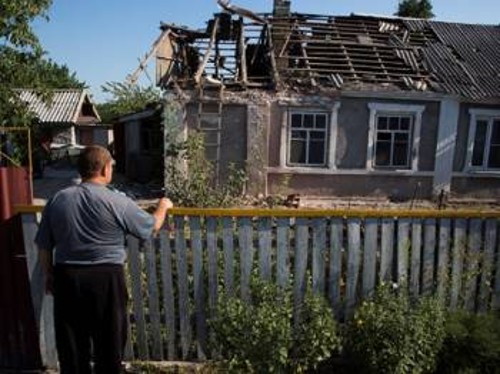 Τις ζημιές που προκάλεσαν οι τελευταίες επιθέσεις του ουκρανικού στρατού βλέπουν κάτοικοι του Ντονέτσκ