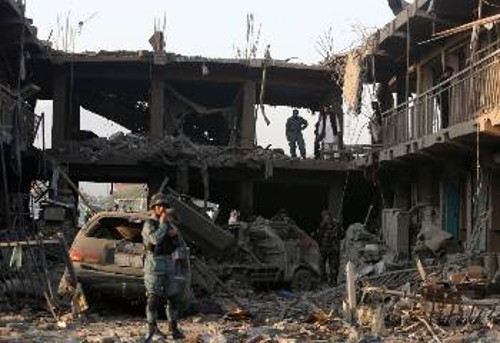 Κατεστραμμένα κτίρια και αυτοκίνητα μετά τη χτεσινή έκρηξη στην Καμπούλ