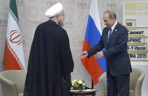 Ο Βλ. Πούτιν υποδέχεται το Χ. Ροχανί στη ρωσική πόλη Ουφά, τον περασμένο Ιούλη, όταν το Ιράν προσκλήθηκε στη Σύνοδο των BRICS αλλά και της Οργάνωσης για τη Συνεργασία της Σαγκάης
