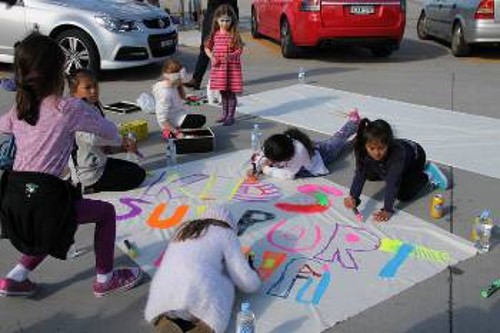 Παιδιά λιμενεργατών του Σίδνεϊ συμμετέχουν στον αγώνα των γονιών τους, φτιάχνοντας τα δικά τους πλακάτ