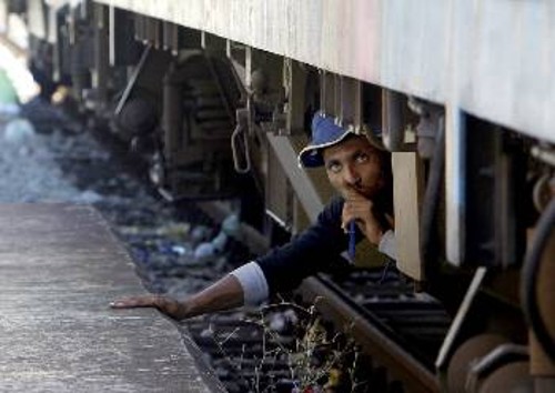 Μετανάστης κρυμμένος ανάμεσα στις ράγες και στους τροχούς ενός τρένου που αναχωρεί από τη Γευγελή (ΠΓΔΜ) για τη Σερβία