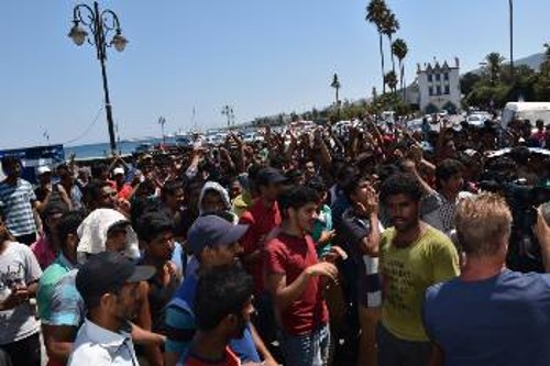Χιλιάδες μετανάστες και πρόσφυγες παραμένουν εγκλωβισμένοι στην Κω, αναζητώντας διέξοδο προς άλλες χώρες της ΕΕ