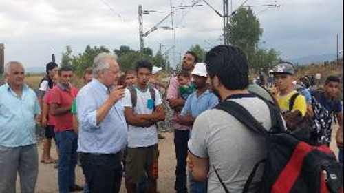 Ο Σωτήρης Ζαριανόπουλος συζητάει με πρόσφυγες στα σύνορα με την ΠΓΔΜ