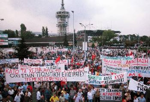 Εργάτες και αγρότες διαδηλώνουν το Σεπτέμβρη του 2003 στη ΔΕΘ ενάντια στην αντιλαϊκή πολιτική που εφαρμόζει η κυβέρνηση του ΠΑΣΟΚ. Χαρακτηριστικό είναι το πανό των ναυτεργατών που αναφέρεται στην πολιτική επιστράτευση που είχε επιβάλει το ΠΑΣΟΚ