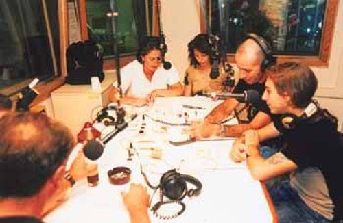 Τα παιδιά του «18 Ανω» είχαν τη δική τους ραδιοφωνική εκπομπή, με τον τίτλο «Χαμογελώντας στο φόβο» στον «902 Αριστερά στα FM»