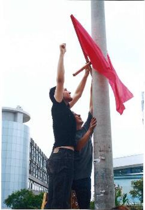 Στήνοντας τις σημαίες που δείχνουν το δρόμο για τα Ιλίσια...
