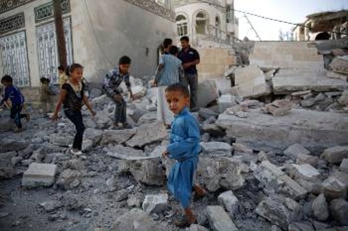 Ο λαός της Υεμένης αναγκάζεται να επιβιώνει μέσα στα ερείπια