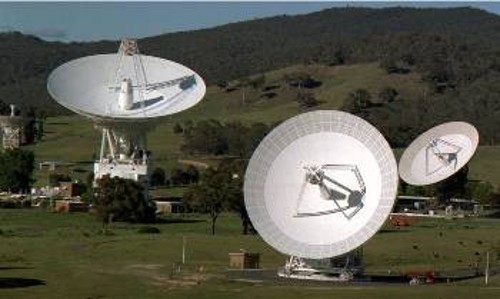 Συστοιχία ραδιοτηλεσκοπίων του «Δικτύου Βαθέος Διαστήματος», με το οποίο η NASA παρακολουθεί και παίρνει δεδομένα από αποστολές στα άκρα του ηλιακού συστήματος, όπως η αποστολή «Νέοι Ορίζοντες». Ταξιδεύοντας με την ταχύτητα του φωτός στο κενό, τα ραδιοσήματα του σκάφους χρειάζονται περισσότερες από 4,5 ώρες για να διανύσουν τα 3 δισεκατομμύρια χιλιόμετρα έως τη Γη