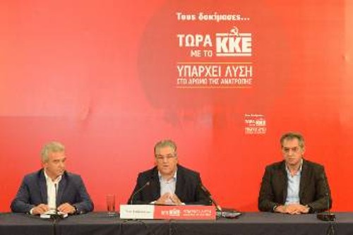Ο Δ. Κουτσούμπας με τους επικεφαλής των ψηφοδελτίων του ΚΚΕ στη Β' Θεσσαλονίκης, Σάκη Βαρδαλή, και στην Α' Θεσσαλονίκης, Γιάννη Δελή