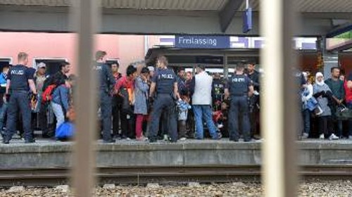 Πρόσφυγες και μετανάστες σε σιδηροδρομικό σταθμό στη Γερμανία