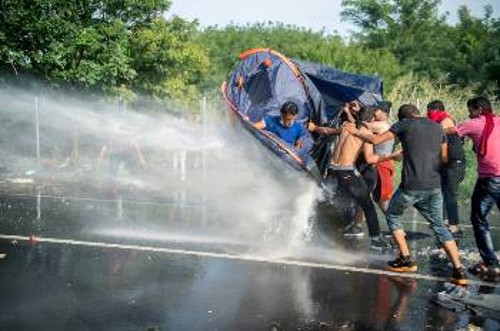 Οι πρόσφυγες βρέθηκαν την περασμένη Τετάρτη αντιμέτωποι με τα βάναυσα μέτρα της ουγγρικής κυβέρνησης (εδώ ενάντια σε αντλίες νερού)