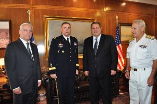 Από τη συνάντηση του Π. Καμμένου και του Α/ΓΕΕΘΑ με τον διοικητή των Αμερικανικών Χερσαίων Στρατιωτικών Δυνάμεων στην Ευρώπη (USAREUR) και τον Αμερικανό πρέσβη στην Αθήνα