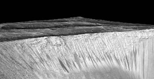 Σημάδια ροής στα χείλη του κρατήρα Γκάρνι, σε τρισδιάστατη απεικόνισή του