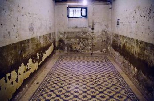 Τα υπόγεια του Δικαστικού Μεγάρου Τρίπολης, που ήταν κρατητήρια όλη τη δεκαετία του 1940 και στους τοίχους των κελιών είναι χαραγμένα μηνύματα και ζωγραφιές των κρατουμένων και των εκτελεσμένων αγωνιστών