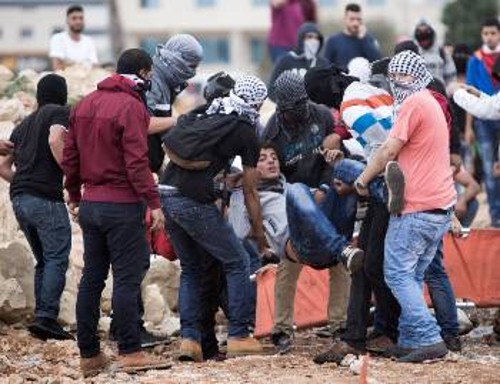 Χτυπημένοι Παλαιστίνιοι κοντά στη Ραμάλα, στη Δυτική Οχθη, από τις σφαίρες των Ισραηλινών